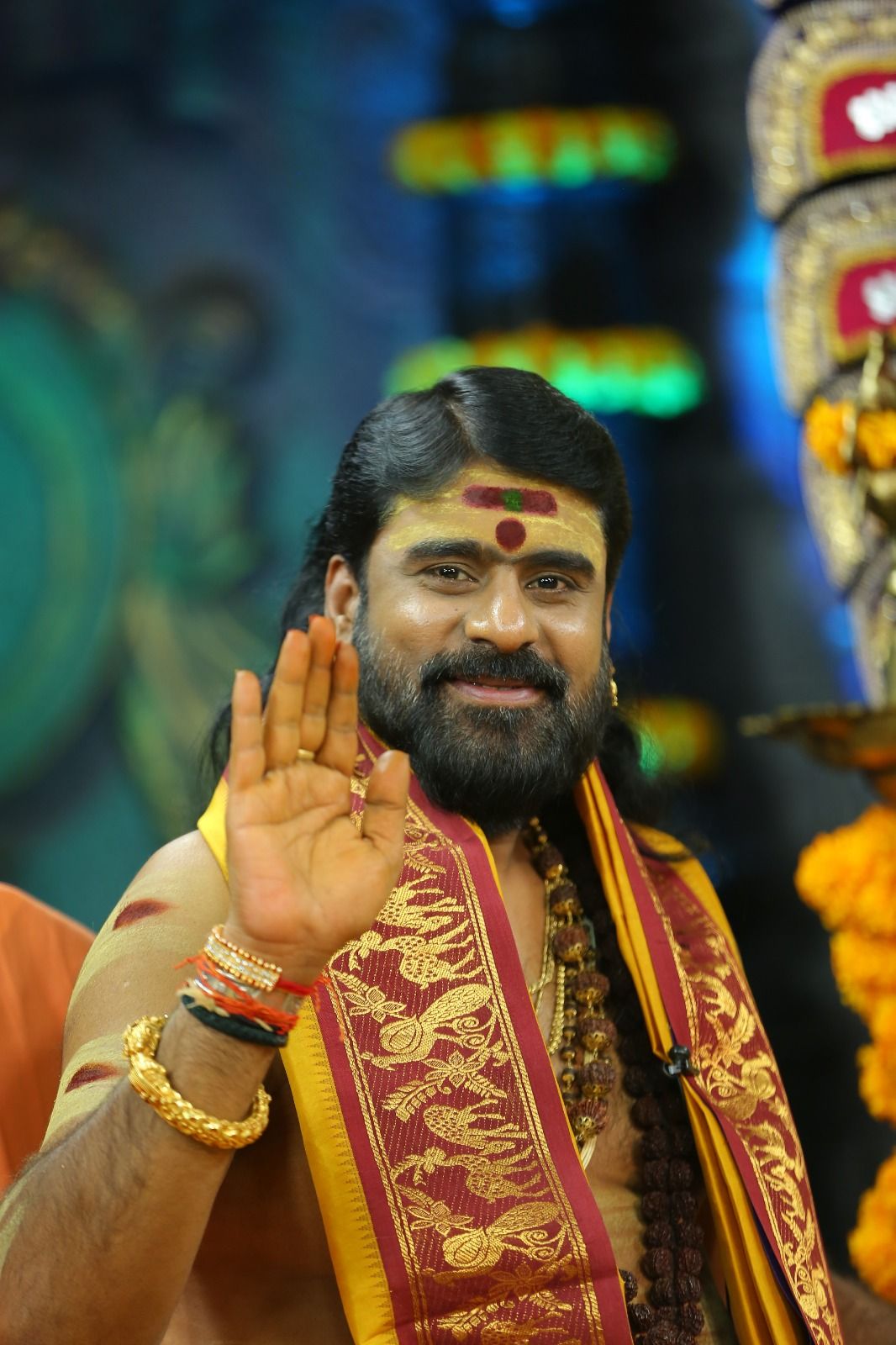 Brahmashree Kodakandla Sri Rama Sharan Sharma Guruji blessing devotees