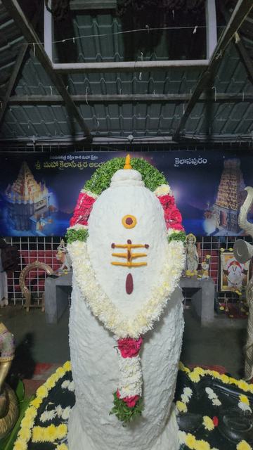 Decorated Shivalingam at Kailasapuram